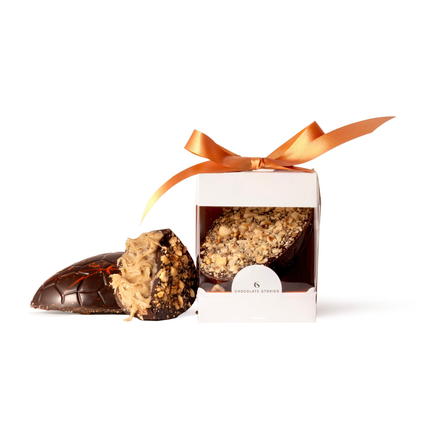 Paasei van pure chocolade gevuld met knapperige hazelnoot-praline vulling en belegd met verse hazelnootstukjes