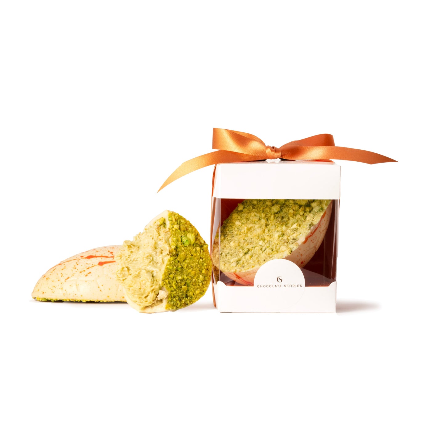 Paasei van witte chocolade gevuld met smeuïge pistache crunch vulling